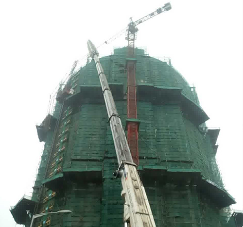 万州吊车在工地上作业